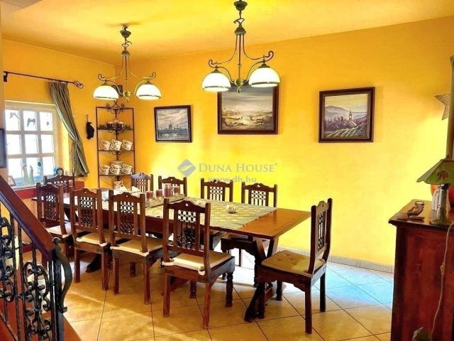 Eladó családi ház, Szentendrén 197.9 M Ft, 6 szobás