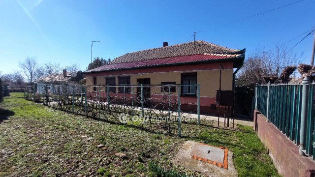 Eladó családi ház, Kisújszálláson 16 M Ft, 2 szobás