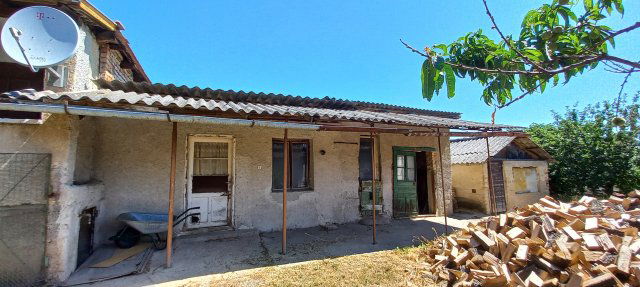 Eladó családi ház, Csákváron 38.5 M Ft, 2 szobás