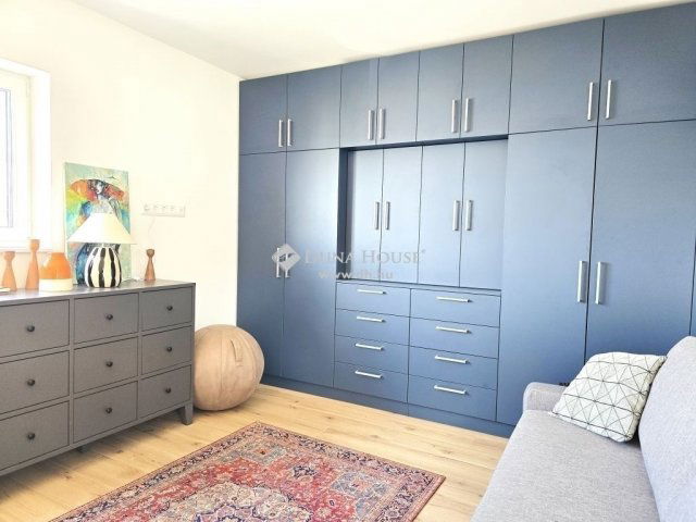 Eladó téglalakás, Pécsett 189.9 M Ft, 4 szobás