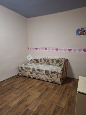 Eladó családi ház, Turán 26.8 M Ft, 2 szobás