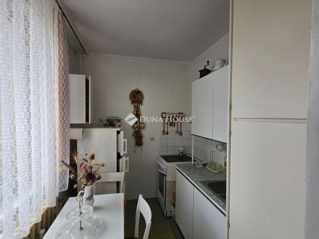 Eladó panellakás, Várpalotán 44.3 M Ft, 3 szobás