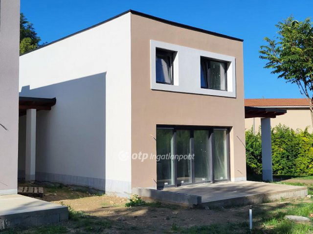 Eladó családi ház, Balatonföldváron 110 M Ft, 4 szobás