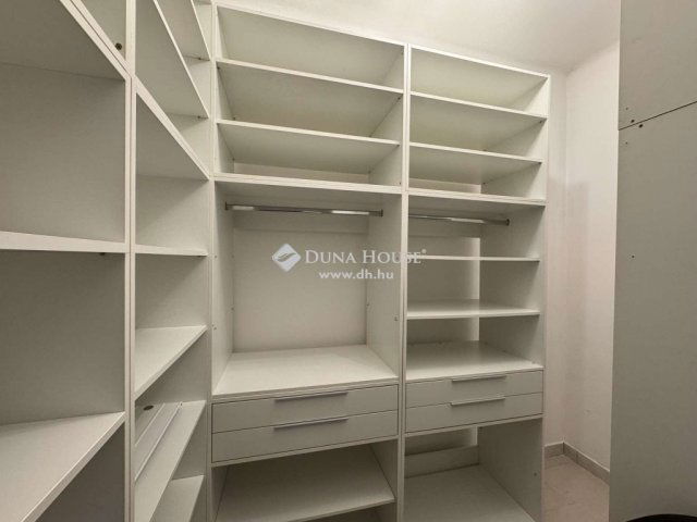 Eladó téglalakás, Pécsett 120 M Ft, 4 szobás