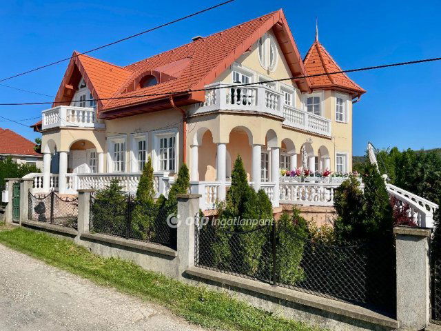 Eladó családi ház, Pencen 129.9 M Ft, 4+2 szobás