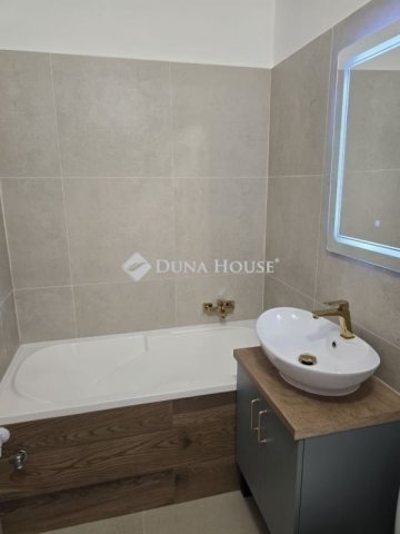 Eladó panellakás, Pécsett 44.9 M Ft, 2+1 szobás