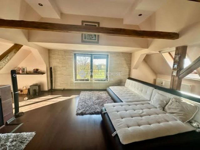 Eladó családi ház, Pécsett 250 M Ft, 4 szobás