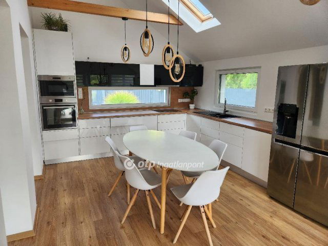 Eladó családi ház, Velencén 215 M Ft, 4+1 szobás