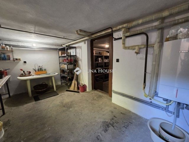 Eladó családi ház, Pécsett 149.9 M Ft, 6 szobás