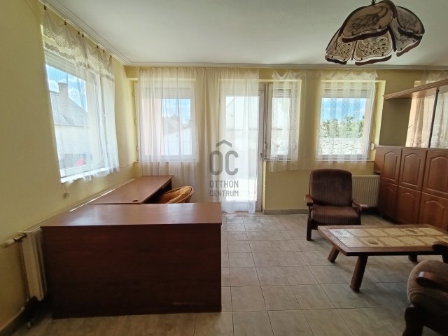 Kiadó téglalakás, albérlet, Pápán 135 E Ft / hó, 1 szobás