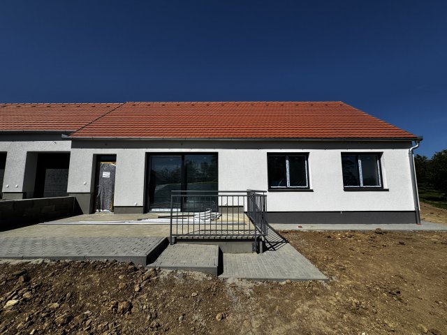 Eladó családi ház, Nagykozáron, Hunyadi utcában 105.9 M Ft