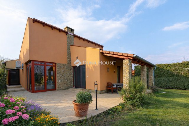 Eladó családi ház, Csomádon 268 M Ft, 7 szobás