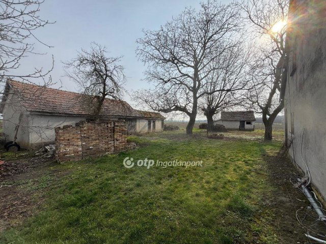 Eladó családi ház, Mohácson 30 M Ft, 2 szobás