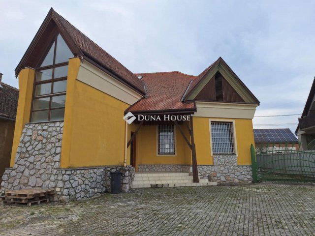 Eladó családi ház, Villányban 130 M Ft, 5 szobás