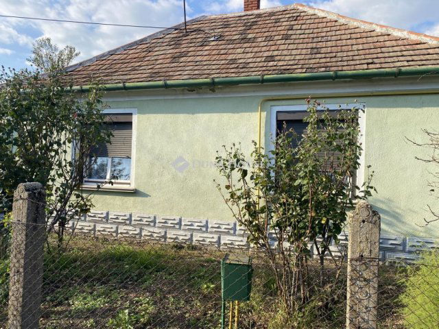 Eladó családi ház, Gyóróban 24.9 M Ft, 2 szobás