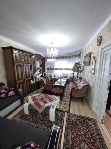 Eladó panellakás, Komlón 32.5 M Ft, 2 szobás
