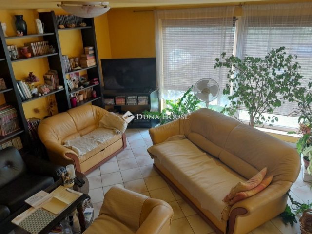 Eladó családi ház, Sárisápon 69.9 M Ft, 5 szobás