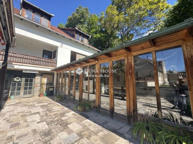 Eladó családi ház, Szentendrén 250 M Ft, 9 szobás