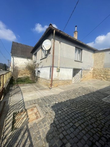 Eladó családi ház, Komlón, Fő utcában 26 M Ft, 3 szobás