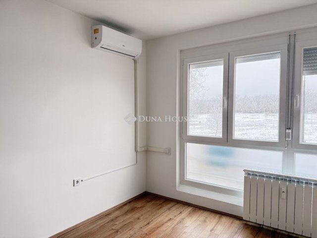 Eladó panellakás, Pécsett 55.9 M Ft, 3 szobás