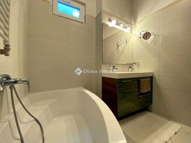 Eladó téglalakás, Pécsett 72.9 M Ft, 3 szobás