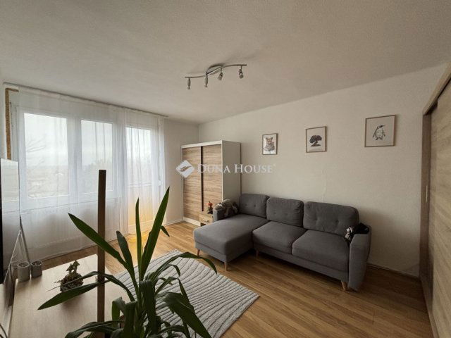 Eladó panellakás, Esztergomban, Szalézi utcában 32.9 M Ft