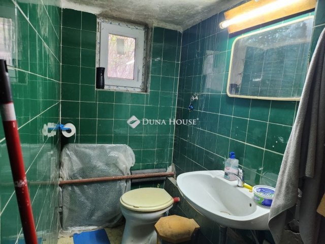 Eladó családi ház, Ajkán 49.9 M Ft, 1 szobás