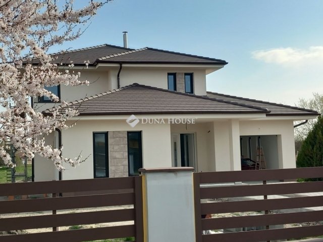 Eladó családi ház, Délegyházán 216 M Ft, 5 szobás