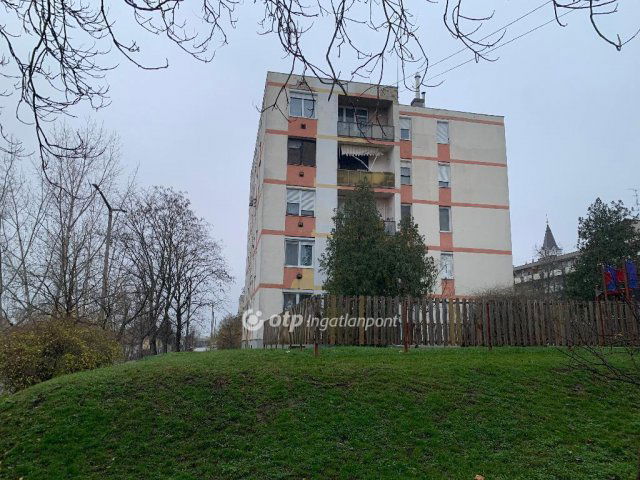 Eladó panellakás, Törökszentmiklóson 17.3 M Ft, 1 szobás