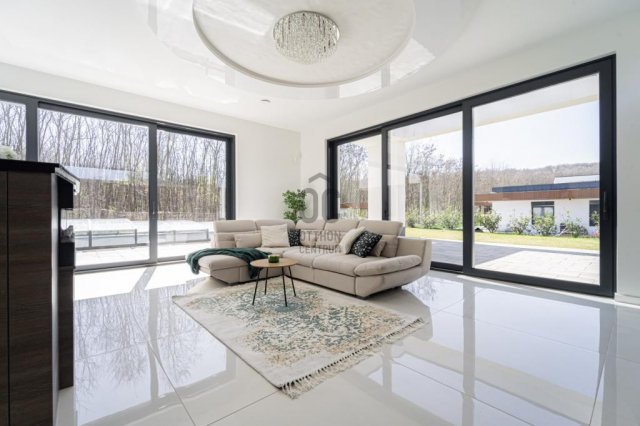 Eladó családi ház, Mogyoródon 550 M Ft, 7 szobás