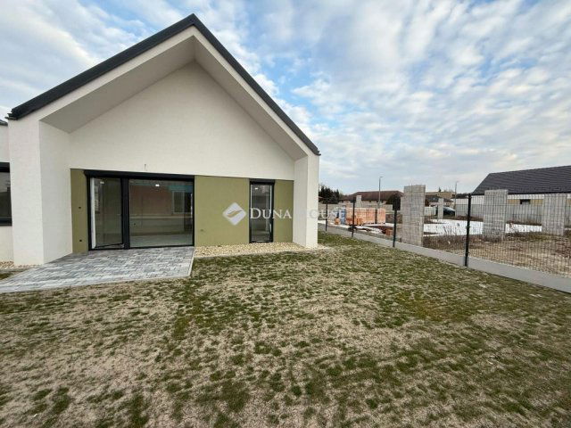 Eladó ikerház, Mosonmagyaróváron 79.8 M Ft, 4 szobás