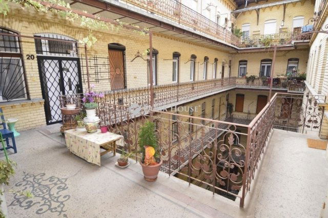 Eladó téglalakás, Budapesten, VI. kerületben 71.5 M Ft, 2 szobás