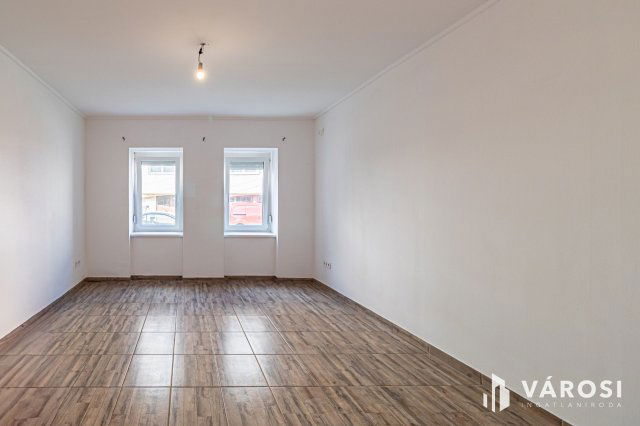 Eladó téglalakás, Szegeden 29.99 M Ft, 1 szobás