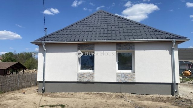 Eladó ikerház, Tápióbicskén 49.5 M Ft, 4 szobás