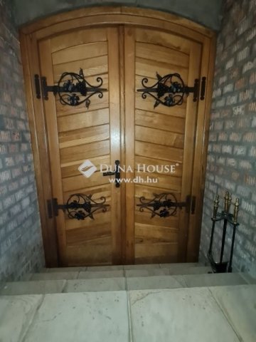 Eladó családi ház, Kesztölcön 135 M Ft, 6 szobás