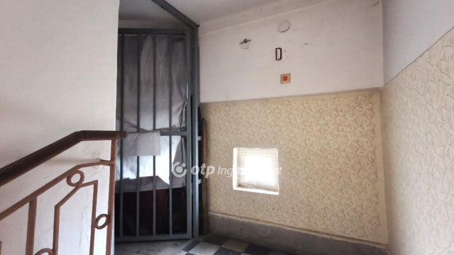 Eladó téglalakás, Dunaújvárosban 9 M Ft, 5 szobás