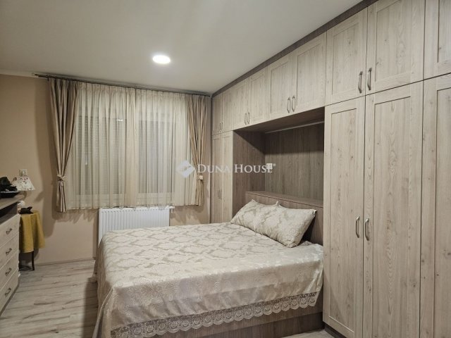 Eladó családi ház, Pécsett 199 M Ft, 5 szobás