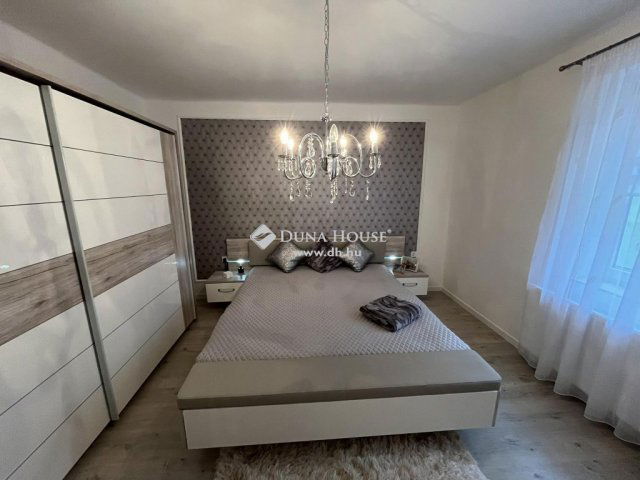 Eladó családi ház, Komlón 109 M Ft, 6 szobás