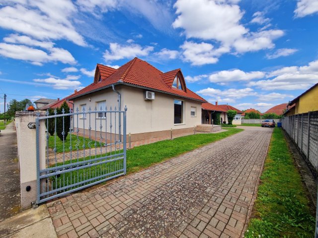Eladó családi ház, Barcson 99 M Ft, 7 szobás