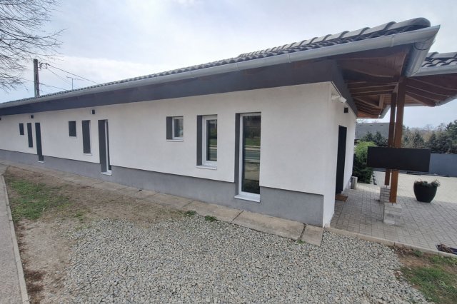 Eladó üzlethelyiség, Gödöllőn 160 M Ft, 5 szobás