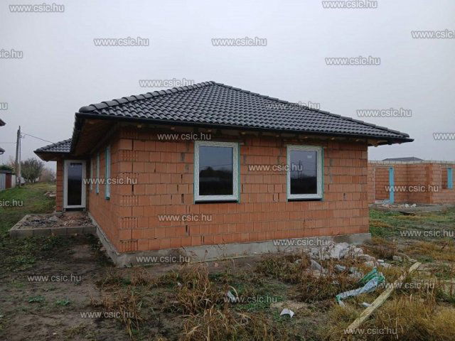 Eladó családi ház, Kiskunlacházán 84 M Ft, 5 szobás