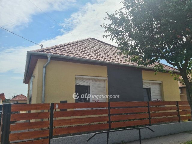 Eladó családi ház, Törtelen 50 M Ft, 4 szobás