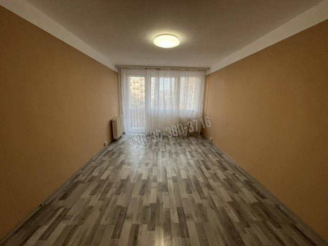 Eladó panellakás, Dunaújvárosban 29.8 M Ft, 2 szobás