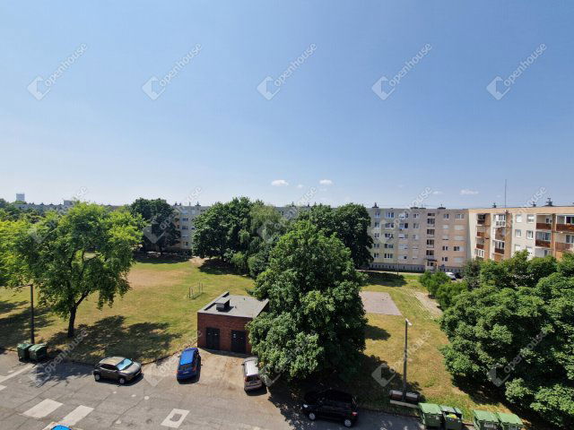 Eladó panellakás, Komáromban 35 M Ft, 2 szobás