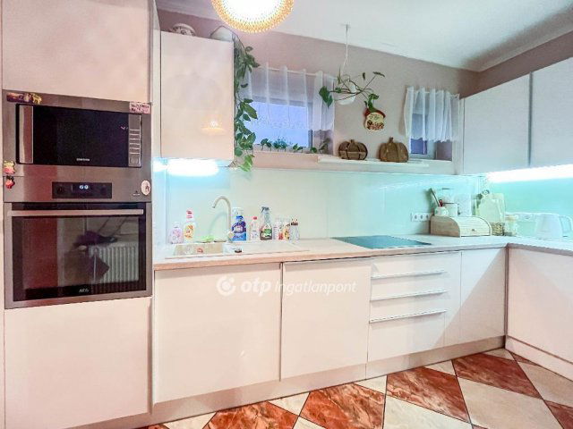 Eladó családi ház, Tápszentmiklóson 59.8 M Ft, 5 szobás