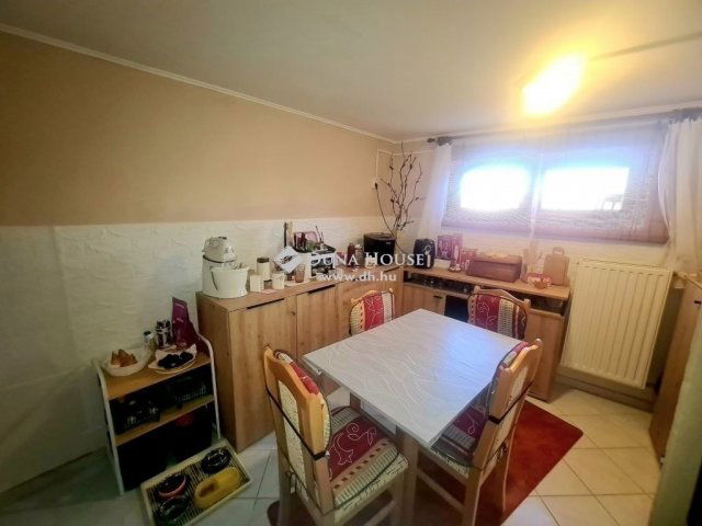 Eladó családi ház, Pécsett 67 M Ft, 4 szobás