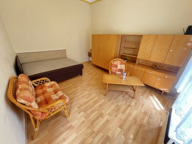 Kiadó téglalakás, albérlet, Kaposváron, Fő utcában, 1 szobás