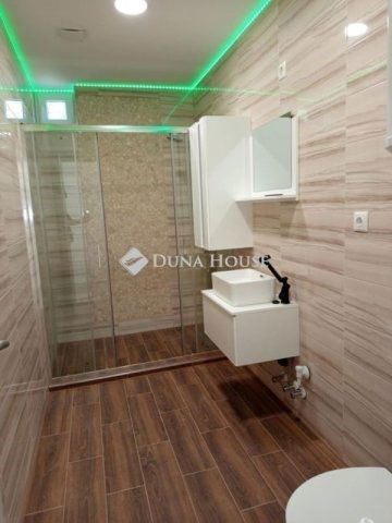 Eladó téglalakás, Komlón 33.9 M Ft, 3 szobás