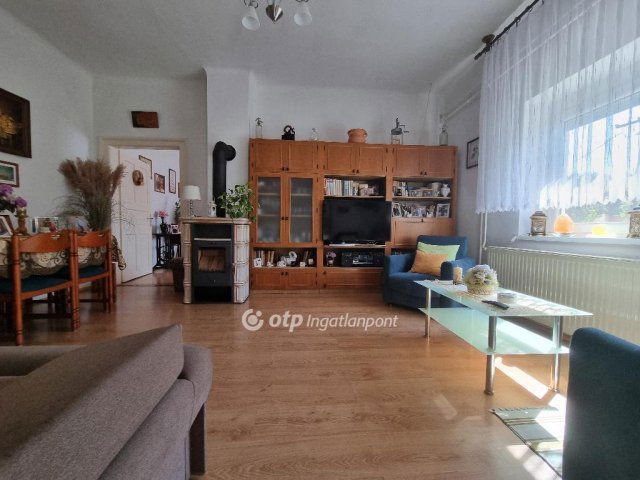 Eladó családi ház, Pápateszéren 43.99 M Ft, 2 szobás