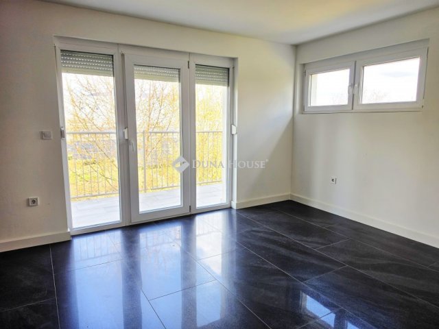 Kiadó téglalakás, albérlet, Pécsett 250 E Ft / hó, 3 szobás